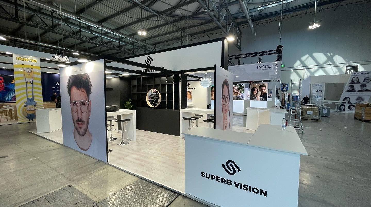 Installazione stand fieristico all'estero — team VipstandGroup in trasferta