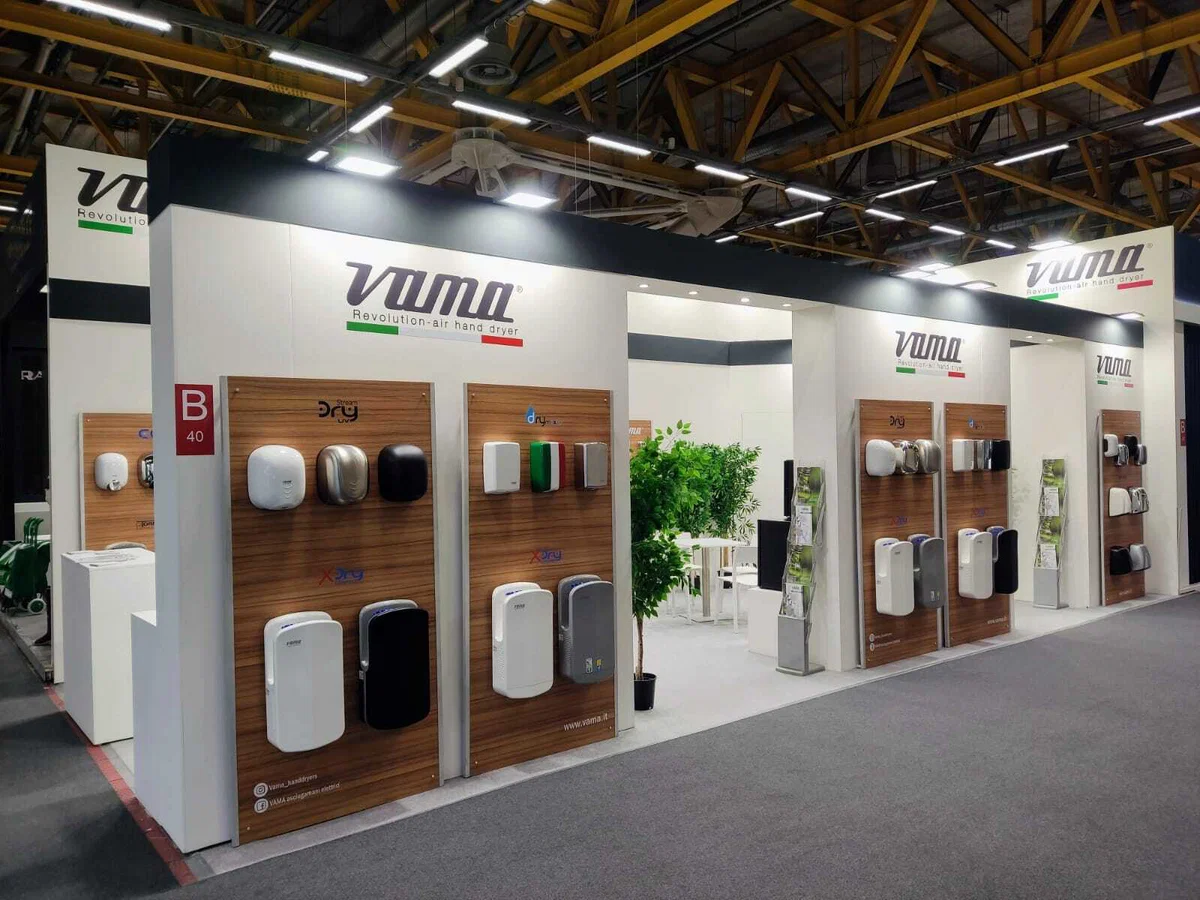 Officina produzione stand fieristici VipstandGroup — lavoro artigianale